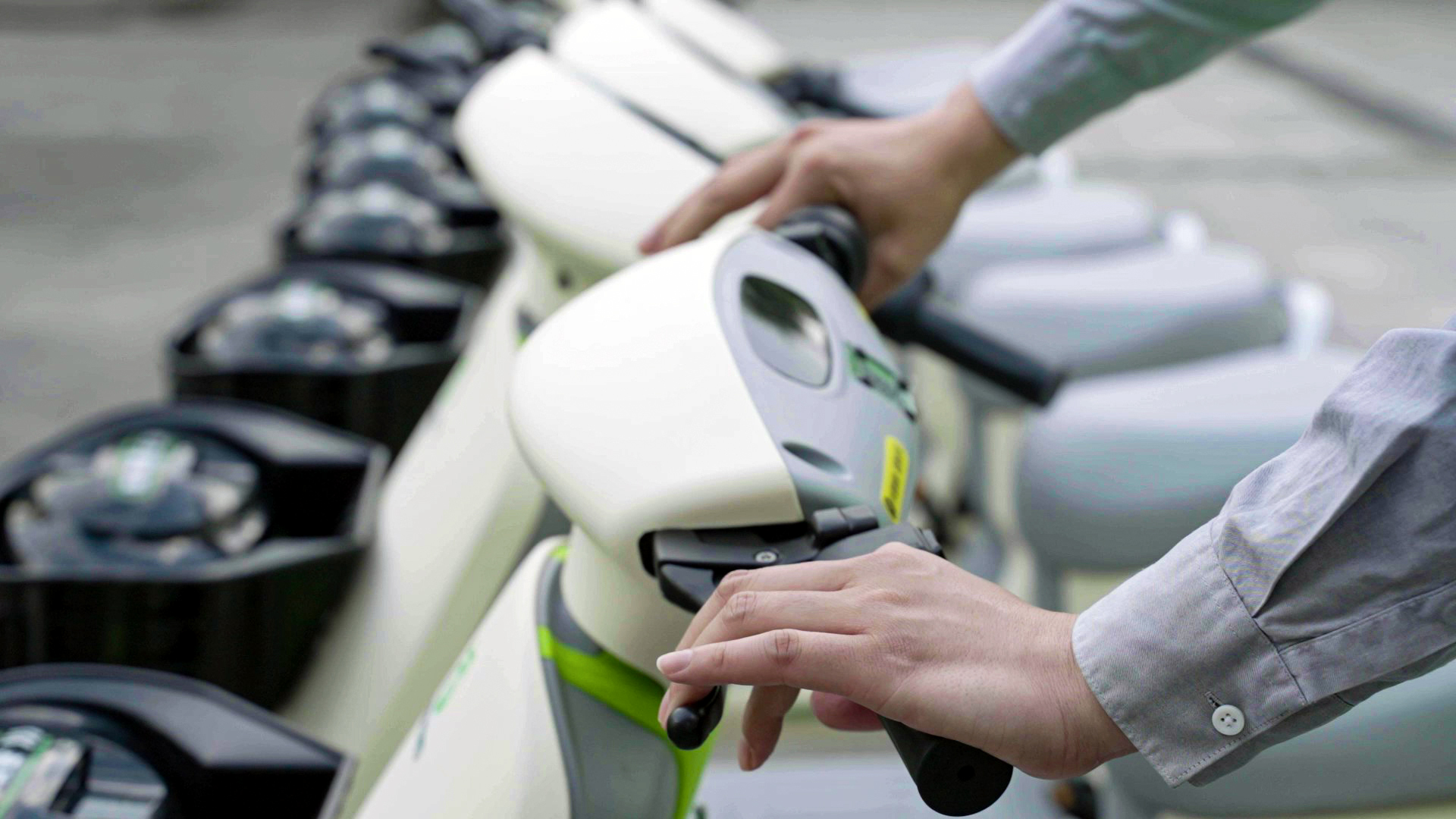 投放在路邊的共享電動(dòng)車(chē)